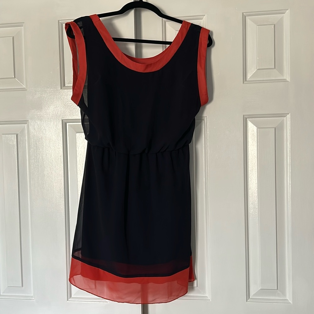 Sleeveless large dress.
